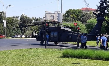 Un elicopter militar a aterizat forțat în Piața Charles de Gaulle din Capitală, după ce a dărâmat doi stâlpi. Nu s-au înregistrat victime. Filmul incidentului