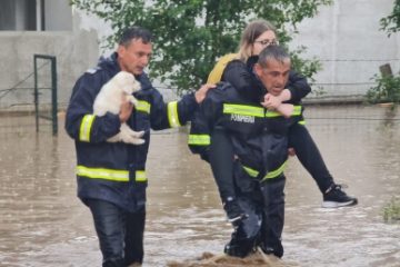 Furtuni puternice și inundații în vestul țării. O femeie și doi copii au fost evacuați din calea apelor