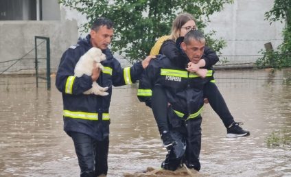 Furtuni puternice și inundații în vestul țării. O femeie și doi copii au fost evacuați din calea apelor