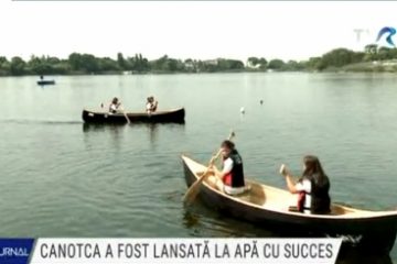 Copiii care au construit o canotcă sub îndrumarea lui Ivan Patzaichin au lansat-o cu succes pe Lacul Snagov