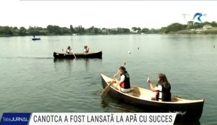 Copiii care au construit o canotcă sub îndrumarea lui Ivan Patzaichin au lansat-o cu succes pe Lacul Snagov