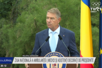 Medici și asistenți, decorați de președinte, de Ziua Națională a Ambulanței. Klaus Iohannis: Mă înclin cu recunoștință în fața dumneavoastră și vă încurajez să continuați în această nobilă misiune