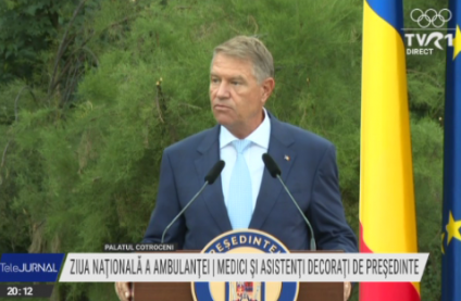 Medici și asistenți, decorați de președinte, de Ziua Națională a Ambulanței. Klaus Iohannis: Mă înclin cu recunoștință în fața dumneavoastră și vă încurajez să continuați în această nobilă misiune