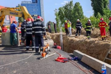 Mai mulţi muncitori, acoperiţi de un mal de pământ care s-a prăbuşit peste ei în zona Bibliotecii Naţionale. Doi dintre aceștia au fost găsiți morți