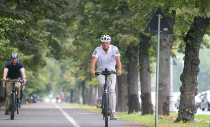 Preşedintele Iohannis, pe bicicletă către Palatul Cotroceni. „E important să facem mişcare, fie că alegem bicicleta sau mersul pe jos. E sănătos şi, în plus, reducem poluarea!”