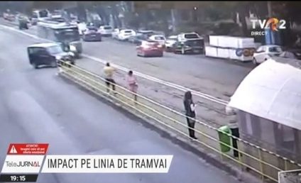 IAȘI Un tramvai a deraiat după ce a fost lovit de o mașină