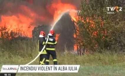 Incendiu violent la un depozit de deșeuri din Alba Iulia. 80 de pompieri s-au luptat cu flăcările