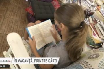 În vacanţă, printre cărţi. Sara și Marc, doi frați din București, sunt ucenici la o librărie din Timișoara