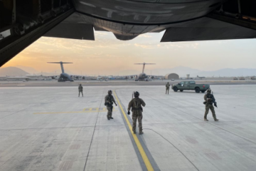 Un singur cetăţean român a fost preluat de o aeronavă militară de pe aeroportul din Kabul. Cîţu: Aeronava se va întoarce după alţi 14 români.