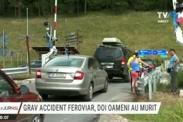 Două persoane carbonizate după ce mașina în care se aflau a fost lovită de tren, la Miercurea Ciuc. Autoturismul și locomotiva au luat foc. Pasagerii trenului au fost evacuați