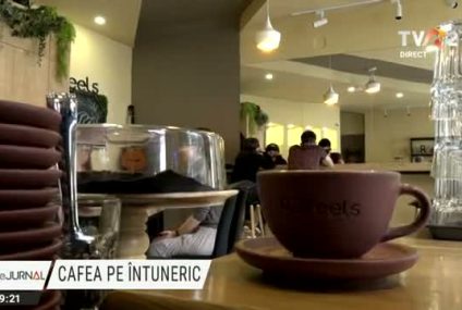 Ați băut vreodată o cafea pe întuneric? Inițiativa proprietarilor unei cafenele sociale din Cluj-Napoca