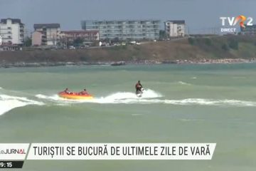 Turiștii se bucură la malul mării de ultimele zile de vară. Pe 1 septembrie începe și programul „Litoralul pentru toți”