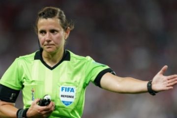 Naționala de fotbal a României va fi arbitrată în premieră de o brigadă feminină
