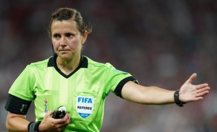 Naționala de fotbal a României va fi arbitrată în premieră de o brigadă feminină