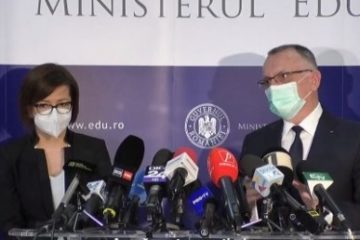 Reguli în școli. După incidența de șase la mie, toți elevii intră în online, indiferent de ciclul școlar și dacă s-au vaccinat. Ce se întâmplă dacă este depistat un caz de COVID într-o clasă