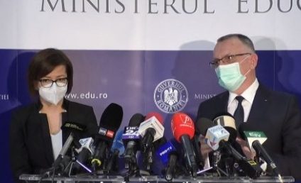 Reguli în școli. După incidența de șase la mie, toți elevii intră în online, indiferent de ciclul școlar și dacă s-au vaccinat. Ce se întâmplă dacă este depistat un caz de COVID într-o clasă