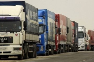 Bihor: TIR încărcat cu 15 tone de deşeuri textile aduse din Germania, oprit la intrarea în ţară