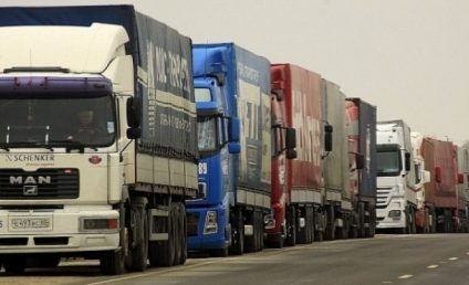 Bihor: TIR încărcat cu 15 tone de deşeuri textile aduse din Germania, oprit la intrarea în ţară