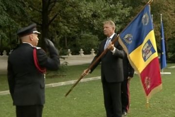 Klaus Iohannis: Vă felicit pentru înaltul profesionalism dovedit! Președintele a decorat drapelul de luptă al IGSU şi pe comandanţii pompierilor care au stins incendii în Grecia