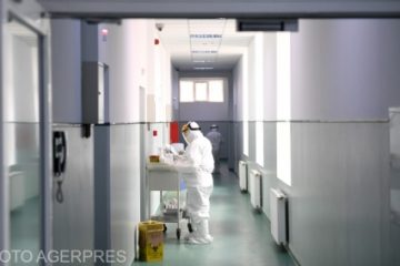 Ministerul Sănătății: Părinții infectați cu SARS-CoV-2, tratați în secțiile de pediatrie unde se află internați și copiii lor