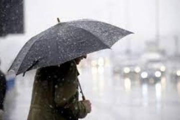Ploi, instabilitate atmosferică și intensificări ale vântului în toată țara, până sâmbătă dimineața
