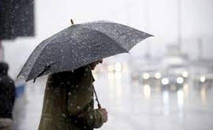 Ploi, instabilitate atmosferică și intensificări ale vântului în toată țara, până sâmbătă dimineața