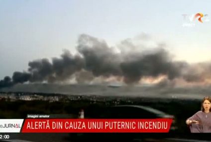 Incendiul care a izbucnit marţi dimineaţa într-o hală din Parcul industrial Tetarom din Cluj-Napoca a fost localizat de pompieri, dar intervenţia este încă în desfăşurare