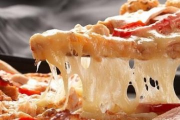 Un bucătar francez încearcă să stabilească un nou record mondial preparând o pizza cu 1.000 de soiuri de brânză