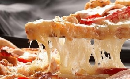 Un bucătar francez încearcă să stabilească un nou record mondial preparând o pizza cu 1.000 de soiuri de brânză