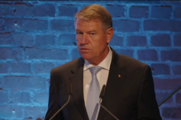 Președintele Klaus Iohannis, moment de reculegere în memoria victimelor incendiului de la Constanța, în deschiderea Forumului European Carol cel Mare