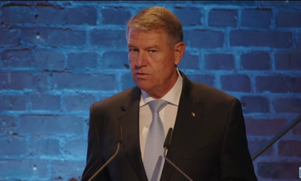 Președintele Klaus Iohannis, moment de reculegere în memoria victimelor incendiului de la Constanța, în deschiderea Forumului European Carol cel Mare