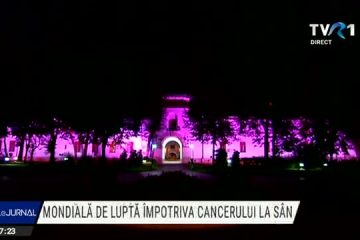 Clădiri iluminate în roz, de Ziua Mondială a Luptei Împotriva Cancerului la Sân