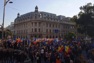 Proteste în Piaţa Universităţii şi Piaţa Victoriei față de restricţiile instituite în contextul pandemiei, în ziua cu record de infectări