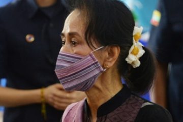 Myanmar: Fostul premier Aung San Suu Kyi solicită să fie prezentă mai puţin timp la tribunal din cauza epuizării
