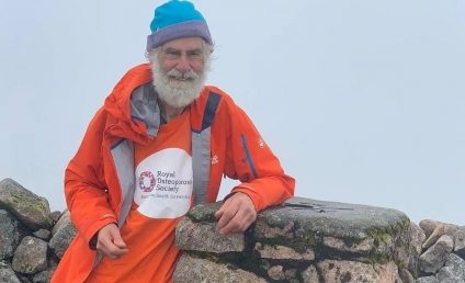 Un octogenar escaladează vârfuri muntoase din Scoţia pentru soţia sa, diagnosticată cu Alzheimer