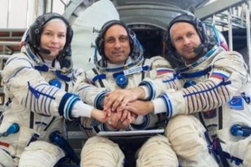 Un echipaj rusesc din care fac parte un regizor şi o actriţă a decolat către ISS pentru realizarea primului film în spaţiu. Misiunea vrea să devanseze un proiect similar de la Hollywood