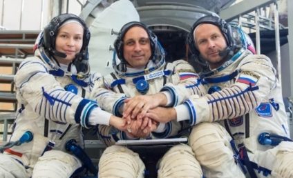 Un echipaj rusesc din care fac parte un regizor şi o actriţă a decolat către ISS pentru realizarea primului film în spaţiu. Misiunea vrea să devanseze un proiect similar de la Hollywood