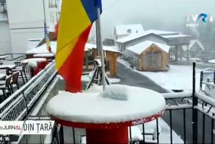 A nins la munte. Toate maşinile care ajung în zona montană trebuie să fie echipate cu anvelope de iarnă