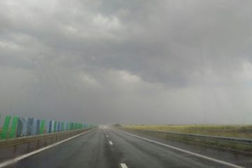 INFOTRAFIC: Circulaţie în condiţii de ploaie torenţială pe autostrada A2. Există risc de acvaplanare