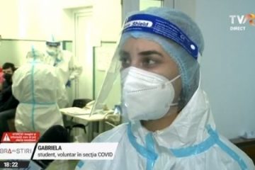 EXCLUSIV Voluntarii ajută spitalele sufocate de pacienți. Gabriela, studentă în ultimul an, lucrează zilnic, în zona roșie. Imagini care vă pot afecta emoțional