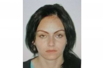 O femeie a fugit de sub escorta poliţiştilor când era dusă spre arestul IPJ Bacău. Persoana are înălţimea de 1,70-1,75 metri, constituţie atletică, ochi căprui, ten deschis şi părul negru