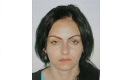 O femeie a fugit de sub escorta poliţiştilor când era dusă spre arestul IPJ Bacău. Persoana are înălţimea de 1,70-1,75 metri, constituţie atletică, ochi căprui, ten deschis şi părul negru