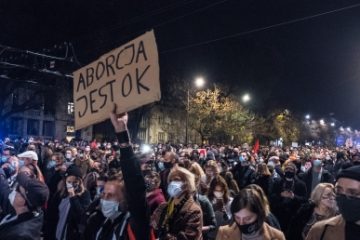 Parlamentul European cere Poloniei să restabilească dreptul la avort şi acuză ”politizarea” justiţiei poloneze
