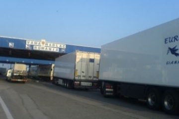 Arad: Coloane de camioane la ieşirea din ţară prin principalele puncte de la graniţa cu Ungaria