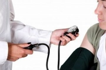 Trei persoane, printre care un medic, cercetate pentru că ar fi acordat servicii medicale false la peste 2.000 de pacienți. Prejudiciul este de 400.000 de lei