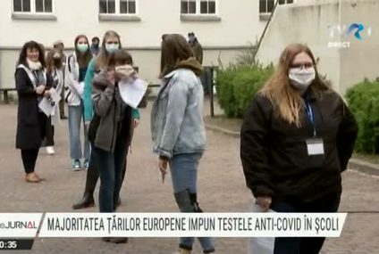 Modele europene pentru testarea anti-COVID a elevilor. În Germania, elevii se testează singuri, cu ajutorul unor acadele. În Franța, testele de salivă folosite în cabinele școlare. Părinții bulgari dau o mână de ajutor întregului proces