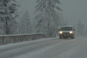 Cod galben de vânt şi ninsoare viscolită în zonele de munte din 10 judeţe, până luni dimineaţa