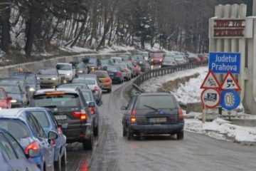 Aglomeraţie pe Valea Prahovei. Şoferii sunt sfătuiţi să folosească rutele alternative