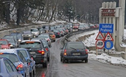 Aglomeraţie pe Valea Prahovei. Şoferii sunt sfătuiţi să folosească rutele alternative