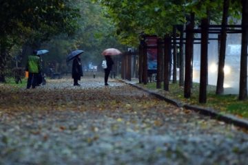 ANM: Vremea se răcește și plouă în Capitală, cod galben de viscol în zonele montane din 9 județe